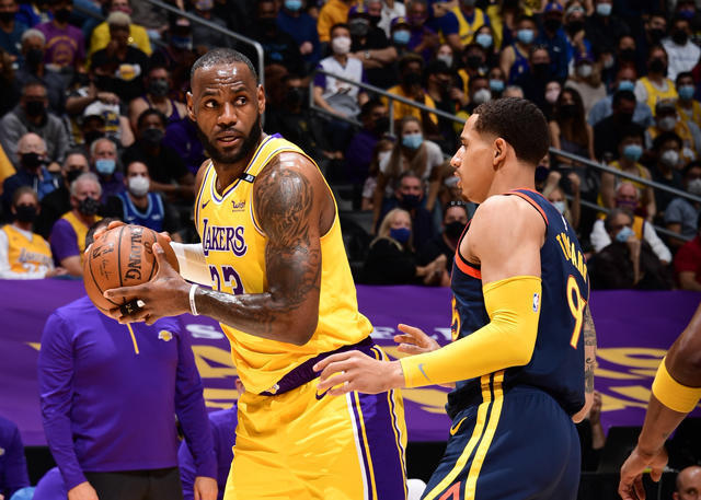 NBA湖人补时争议三分绝杀勇士终结五连胜登顶西部引热议